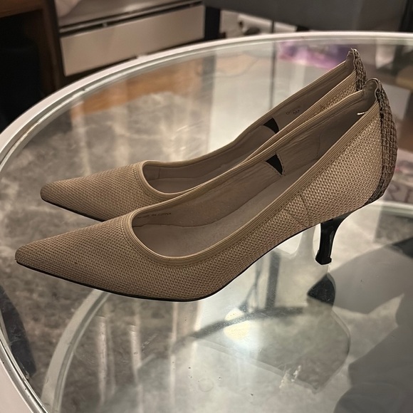 Tahari Cream Heels with Pointed Toe and Textured Finish - Picture 9 of 15